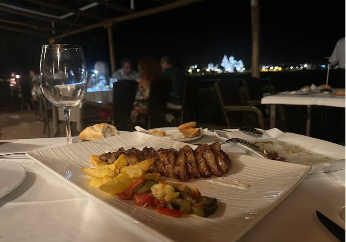 Mirador de la terraza de uno de los restaurantes de El Rocío donde puedes comer mirando a las marismas