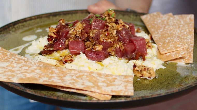 Tartar de tartar de atún con avellanas sobre burrata servido en el Chiringuito Miami & Mardeleva Tapas