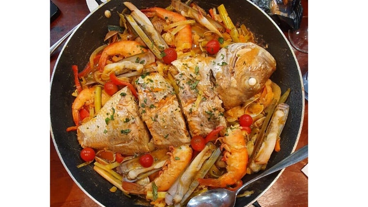 Cazuela con pescado y mariscos servida en el Restaurante Portichuelo