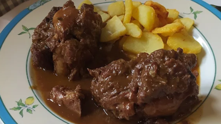 Plato de cola de toro servido en Casa Luciano