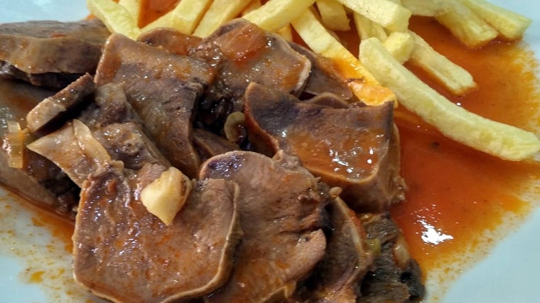 Plato de lengua de ternera estofada servida en el Bar Agmanir