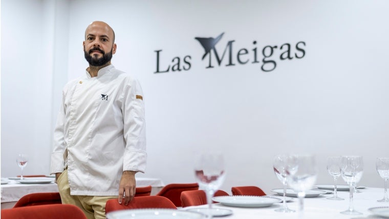 El cocinero en uno de los reservados del restaurante ya cerrado