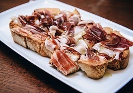 Esta taberna de Huelva es un templo de la chacina ibérica y las carnes: «Nada más entrar ya huele a jamón»