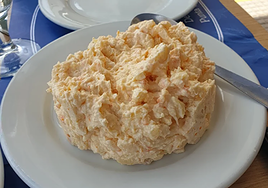 Este bar prepara la mejor ensaladilla de gambas de Huelva, según la guía Repsol: «Trabajan con pescado del día»