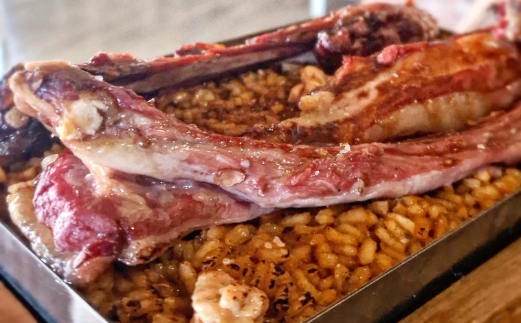 Imagen principal - Si te gusta la carne ibérica tienes que ir a este restaurante de la Sierra de Huelva: tiene unas vistas increíbles a un castillo