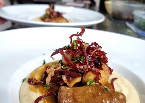 Imagen secundaria 1 - Así es el restaurante del chef ganador de la Feria de la Tapa de Huelva 2025: se encuentra en uno de los pueblos más bonitos de la provincia