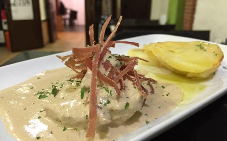 Imagen principal - Así es el restaurante del chef ganador de la Feria de la Tapa de Huelva 2025: se encuentra en uno de los pueblos más bonitos de la provincia