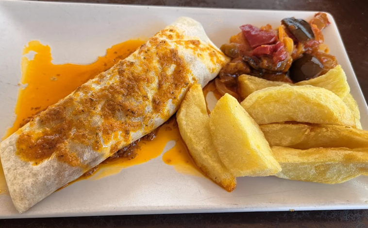 Imagen principal - El bar de Ayamonte que triunfa por sus tapas variadas y sus precios: «Las mesas están muy cotizadas»