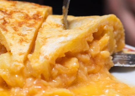 Imagen secundaria 1 - En este bar de Huelva puedes pedir una de las mejores tortillas de patatas de España: «¡No es una exageración!»