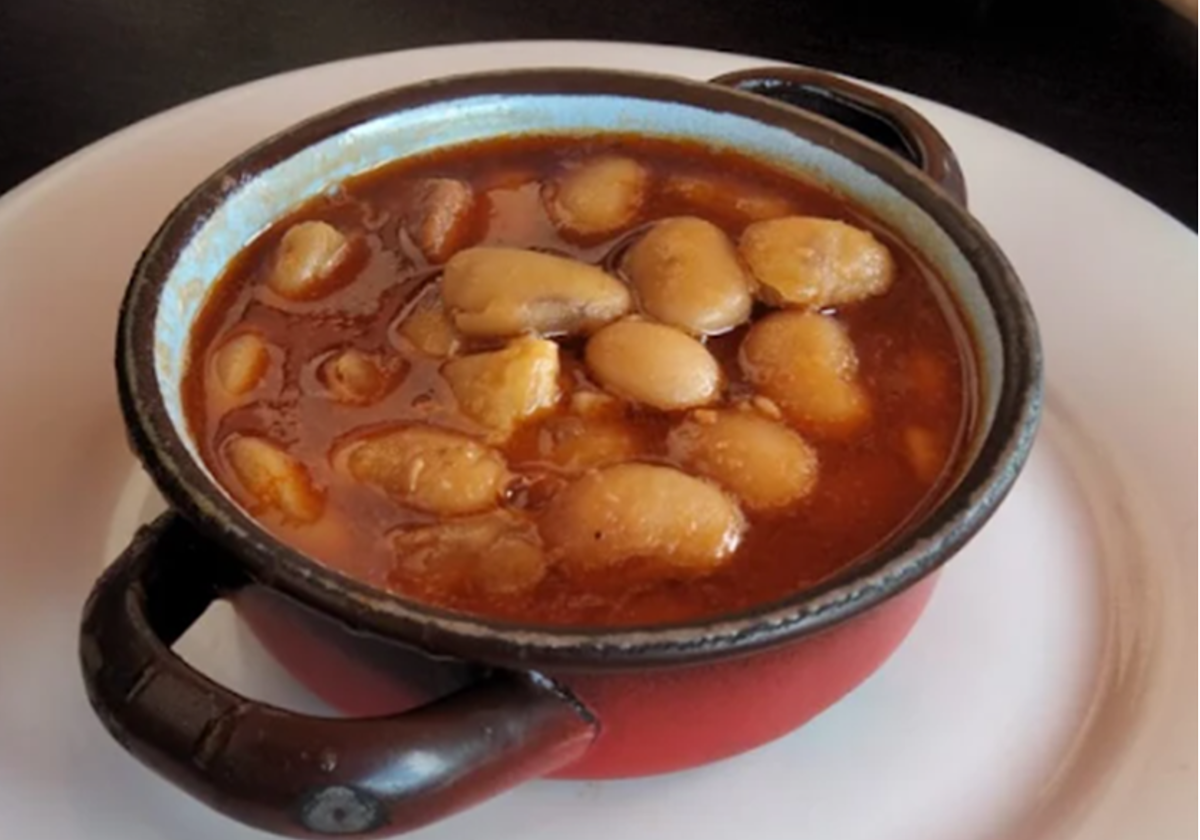 Cazuelita con chicharos servida en el restaurante de Huelva donde el chef Xanty Elías celebra sus éxitos