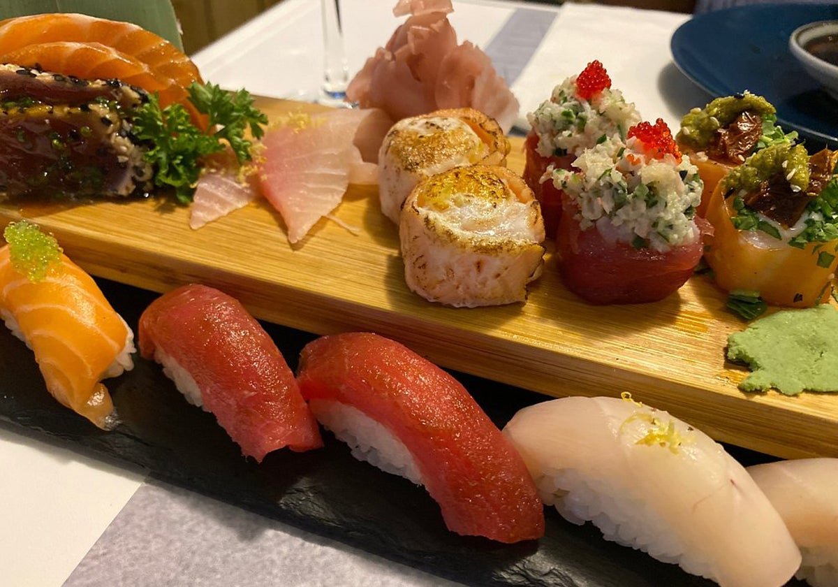 Bandeja de sushi servida en el local portugués Wow Sushi