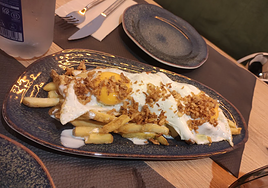 Así son las papas con huevos más virales de Huelva