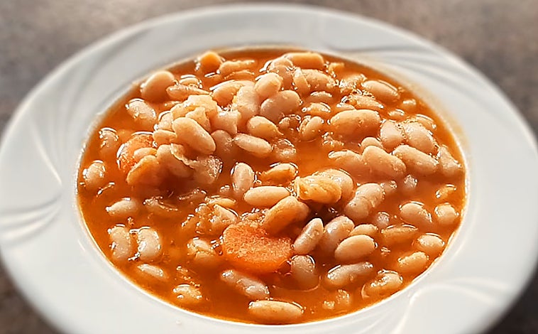 Imagen principal - El restaurante de un pueblo de Huelva que la Guía Repsol destaca por sus raciones abundantes