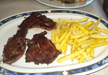 El mesón de Huelva que enamora a los amantes de las carnes y los pescados a la brasa: «Tiene un encanto especial»