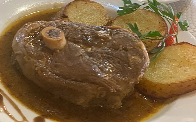 Imagen principal - El mesón de Huelva que enamora a los amantes de las carnes y los pescados a la brasa: «Tiene un encanto especial»