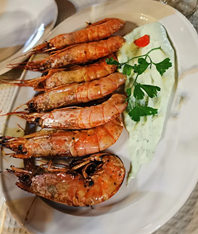 Imagen secundaria 2 - El mesón de Huelva que enamora a los amantes de las carnes y los pescados a la brasa: «Tiene un encanto especial»