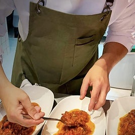 Cocinero de Huelva sirviendo platos