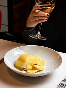 Bacalao al pilpil con patatas fritas, uno de los platos del restaurante Charrán en Huelva