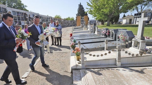 Foto de una ofrenda floral a la tumba de William Martin en el cementerio de La Soledad