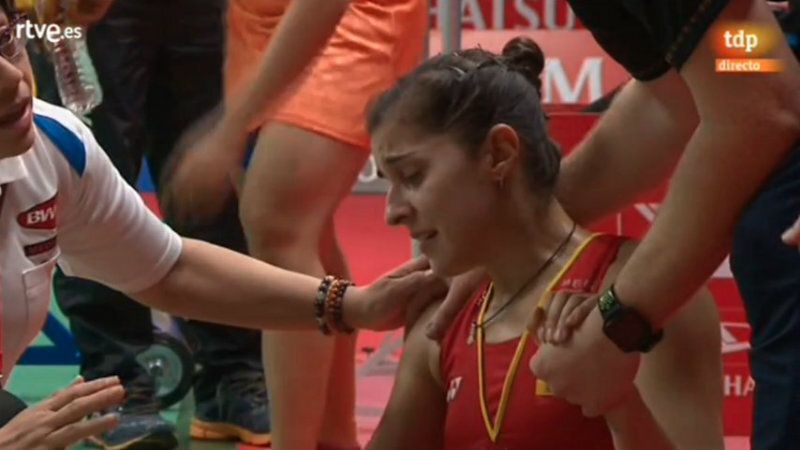Carolina Marín abandona entre lágrimas la final en Indonesia al caer lesionada