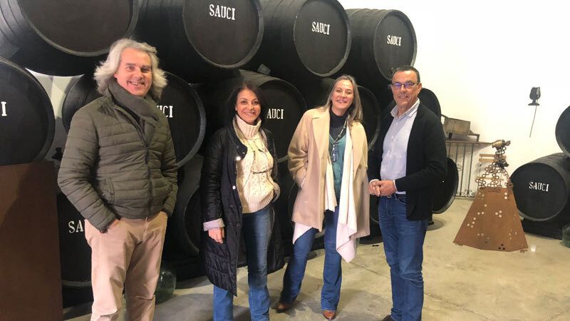 Caraballo visita una de las pocas bodegas regentada por mujeres