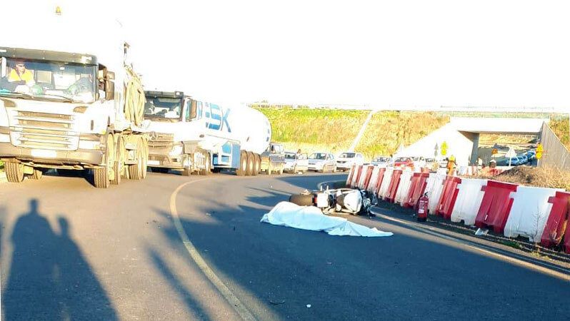 Un motorista de 32 años pierde la vida al chocar contra un camión entre Trigueros y Beas