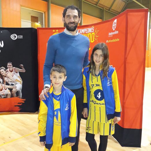 Navarro y Garbajosa no fallan a su cita en Huelva con las futuras promesas del baloncesto patrio
