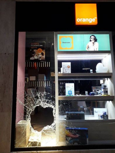 Detienen a una persona tras la rotura del escaparate de la tienda Orange de la calle Palacios