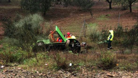 Trasladan a Sevilla a una persona herida tras salirse con su coche de la vía en Santa Olalla