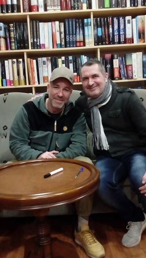 Huelva se vuelca con Zatu, de SFDK, en la firma de su libro en 'La dama culta'