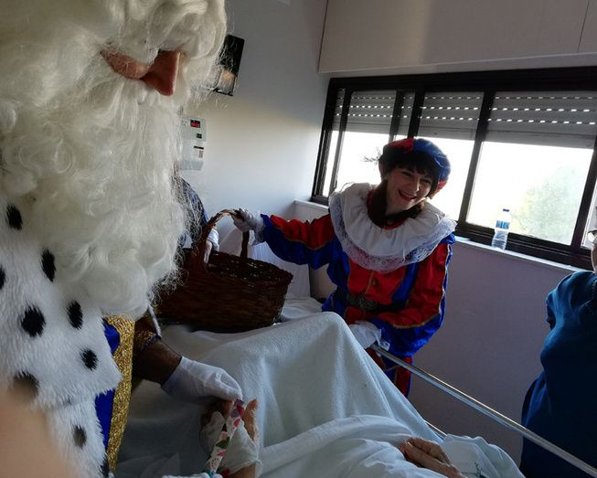El Hospital Infanta Elena disfruta de sus propios Reyes Magos llevando la alegría a los pacientes