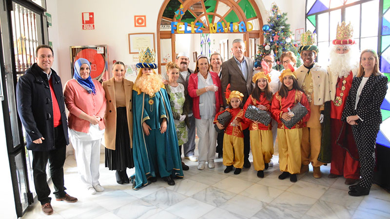 Sus Majestades de Oriente visitan la Residencia de Palos “Juan Pablo II”