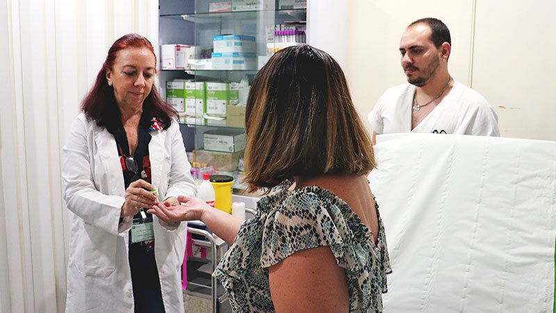 El Hospital Juan Ramón Jiménez atendió más de 3.900 consultas, 5.200 urgencias y 136 intervenciones en Navidad