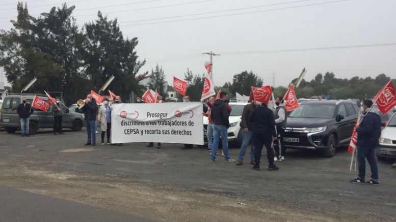 Vigilantes de Prosegur se concentran frente a la Refinería de Cepsa