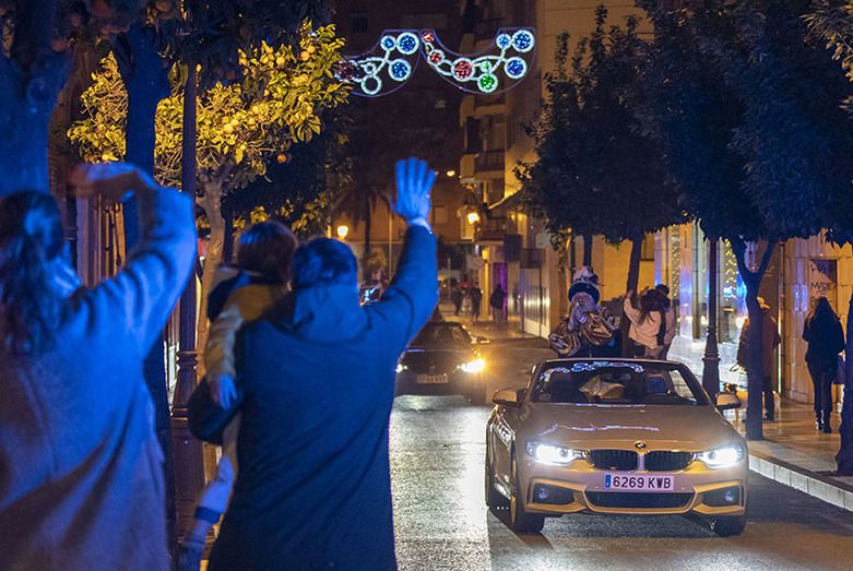 Los Reyes Magos recorren en descapotable la ciudad