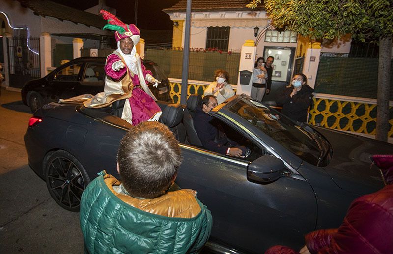 Los Reyes Magos recorren en descapotable la ciudad