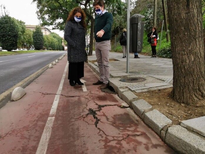 Cs alerta del 'peligro' de los 'baches y grietas' de los carriles bici de Pablo Rada y la Avenida de Andalucía