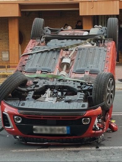 Un joven vuelca con su coche tras impactar con otros dos vehículos