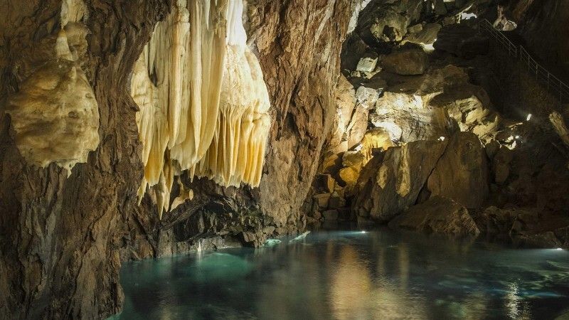 Cierra la Gruta de las Maravillas, el Museo del Jamón y el castillo de Aracena