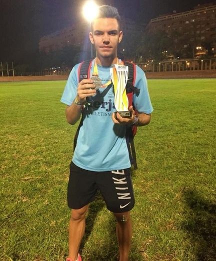 Ismael Díaz bate con el relevo 4x400 del Cueva de Nerja el récord de Andalucía