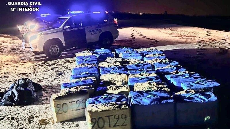 Dos detenidos tras encallar una narcolancha cargada con 2.100 kilos de hachís en Isla Cristina