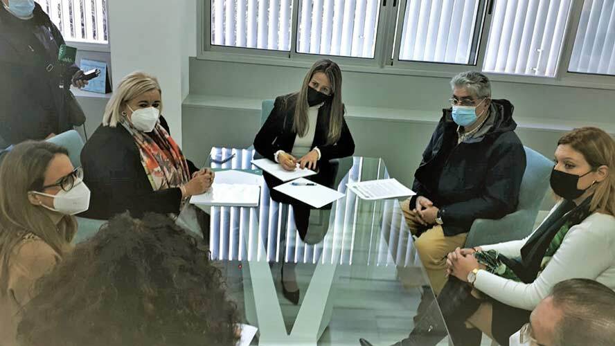 Bella Verano recuerda que la Junta ha contratado a más 30.000 sanitarios en los tres últimos años