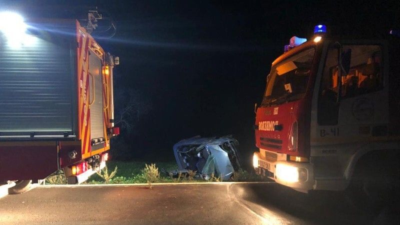 Excarcelan a una persona que quedó atrapada tras volcar su vehículo en Villablanca