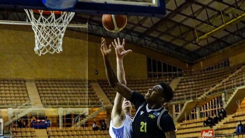 Victoria sin brillo del Ciudad de Huelva (69-53) y dura derrota del Huelva Comercio (73-66)