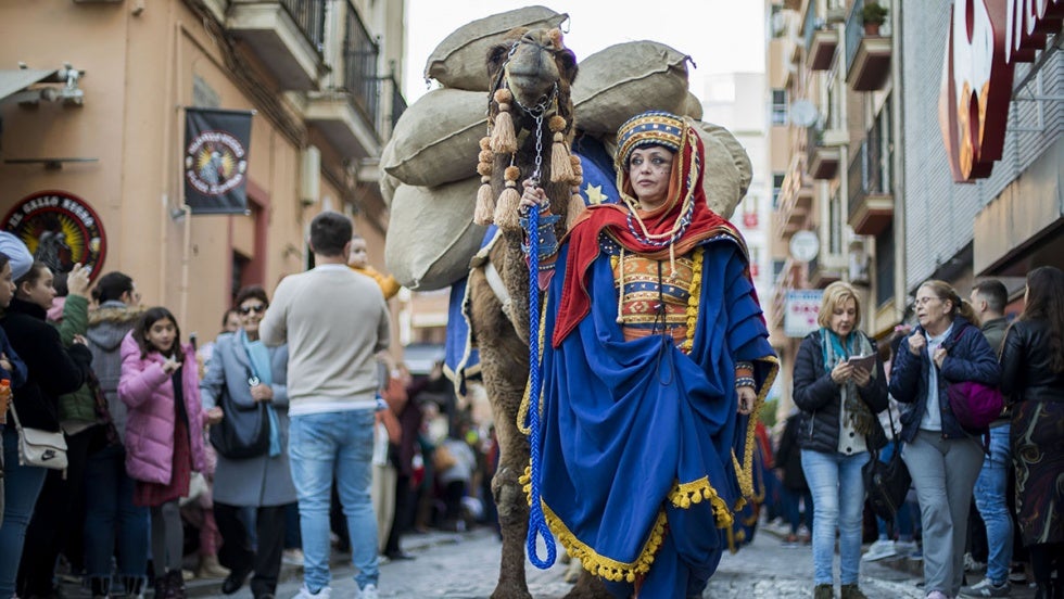 El impresionante desfile del Heraldo Real y su comitiva saca a Huelva a la calle