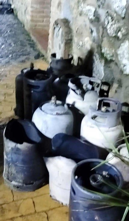 La explosión de tres bombonas complica la extinción de un grave incendio en un restaurante de la sierra