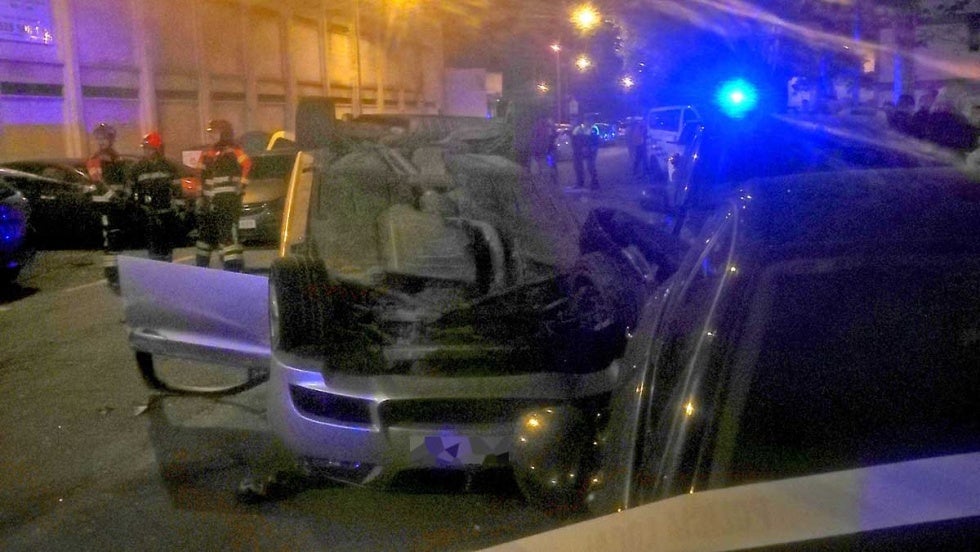 Tres jóvenes heridos en un brutal choque en Huelva capital poco después de las Campanadas