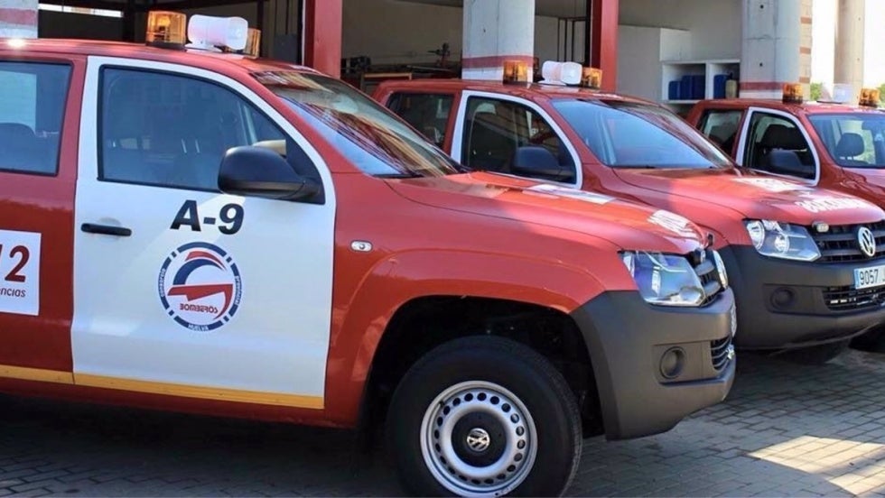 Bomberos trabajan en el vuelco de un camión en la A-49 a la altura de Chucena