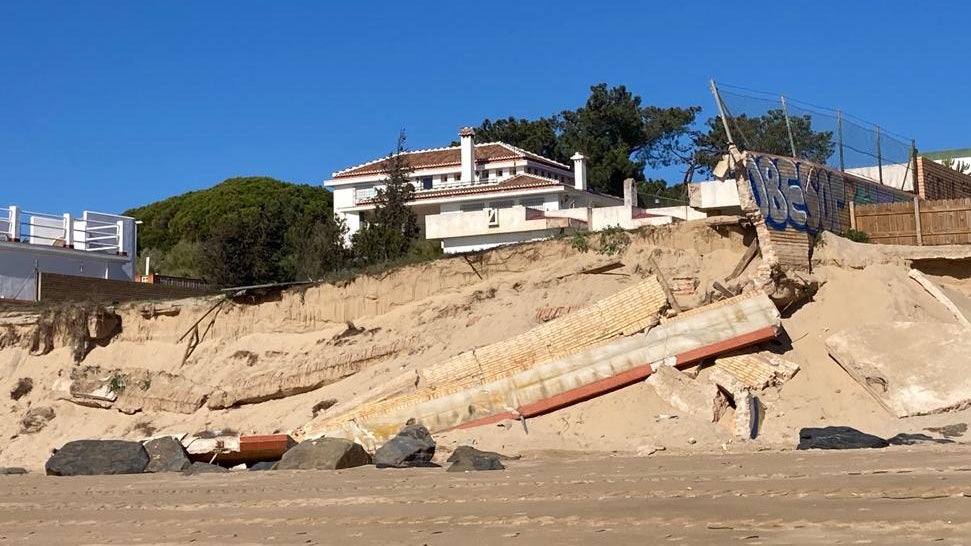 Un informe enviado al Gobierno por vecinos de El Portil valora en 2,5 millones los daños en la playa