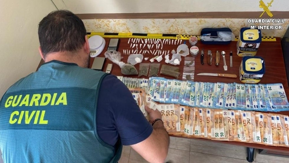 Desarticulan dos puntos de venta de droga en viviendas de Moguer y detienen a cuatro personas